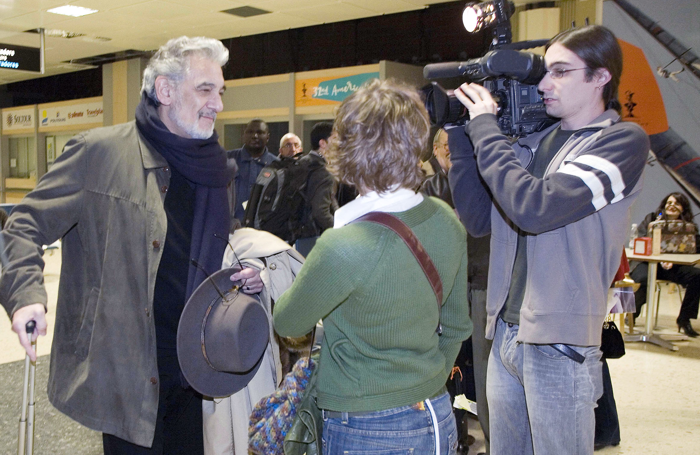 Plácido Domingo “El Tenor en València”El Palau de les Arts Reina Sofía arropa el estreno de la ópera Cyrano de Bergerac , con diversas actividades paralelas entre las que destacan una exposición fotográfica de Plácido Domingo retratado por  Eva Ripoll.Se quiere así, desde el nuevo coliseo operístico valenciano, rendir un homenaje a la figura de Plácido Domingo-que desde el inicio del proyecto lo ha apoyado- y al mismo tiempo se pretende analizar la significación histórica y cultural de la ópera Cyrano de Bergerac .La exposición Vida de artista invita a hacer un recorrido fotográfico con el tenor Plácido Domingo en sus días en Valencia. Se exhiben ochenta imágenes de la trayectoria del principal protagonista de Cyrano de Bergerac durante varios días en el Palau de les Arts y en Valencia, recogiendo diversos momentos de trabajo y ocio de esta gran figura de la lírica. Vida de artista se podrá contemplar en el vestíbulo del coliseo.