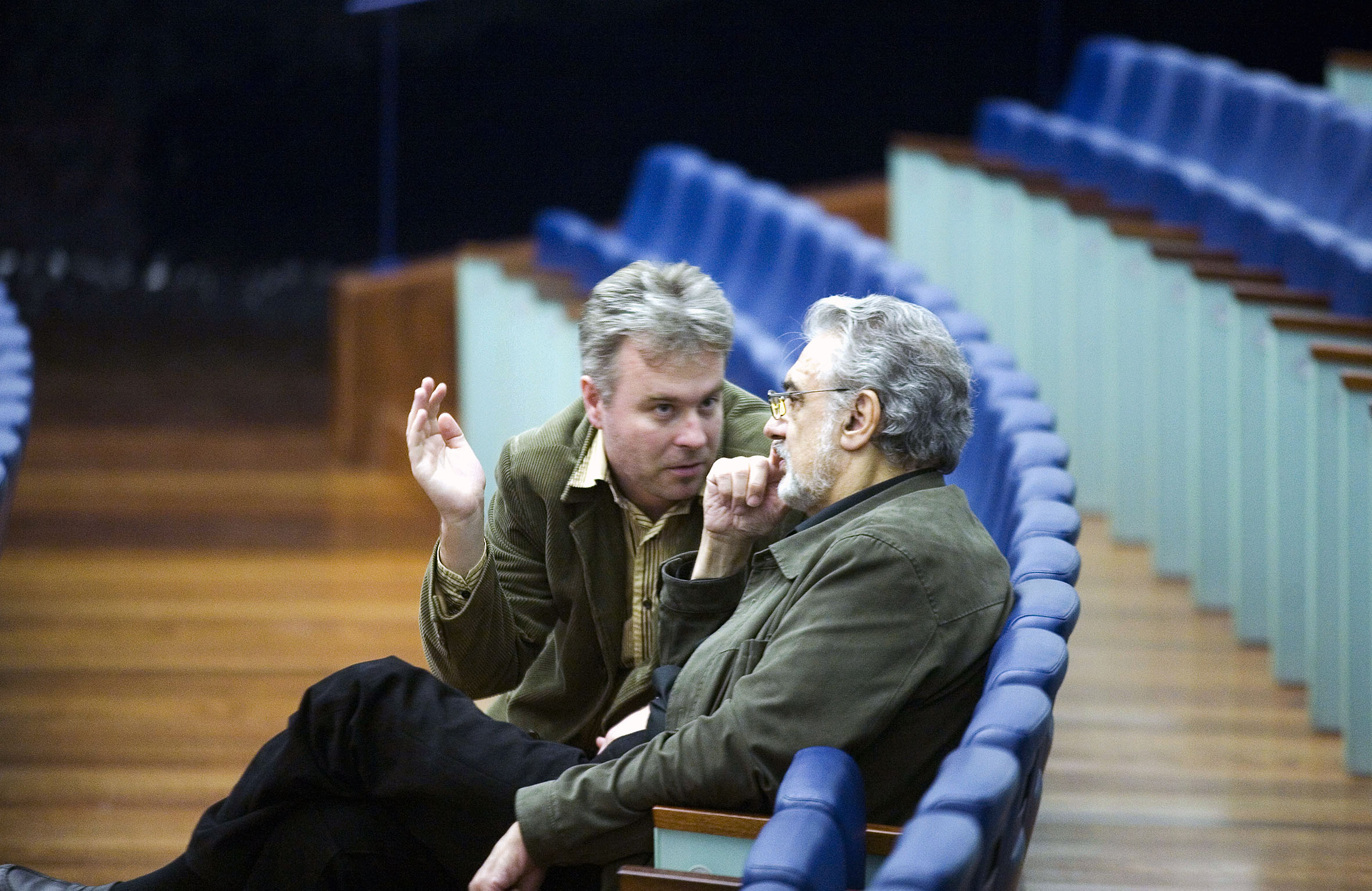 Plácido Domingo “El Tenor en València”El Palau de les Arts Reina Sofía arropa el estreno de la ópera Cyrano de Bergerac , con diversas actividades paralelas entre las que destacan una exposición fotográfica de Plácido Domingo retratado por  Eva Ripoll.Se quiere así, desde el nuevo coliseo operístico valenciano, rendir un homenaje a la figura de Plácido Domingo-que desde el inicio del proyecto lo ha apoyado- y al mismo tiempo se pretende analizar la significación histórica y cultural de la ópera Cyrano de Bergerac .La exposición Vida de artista invita a hacer un recorrido fotográfico con el tenor Plácido Domingo en sus días en Valencia. Se exhiben ochenta imágenes de la trayectoria del principal protagonista de Cyrano de Bergerac durante varios días en el Palau de les Arts y en Valencia, recogiendo diversos momentos de trabajo y ocio de esta gran figura de la lírica. Vida de artista se podrá contemplar en el vestíbulo del coliseo.