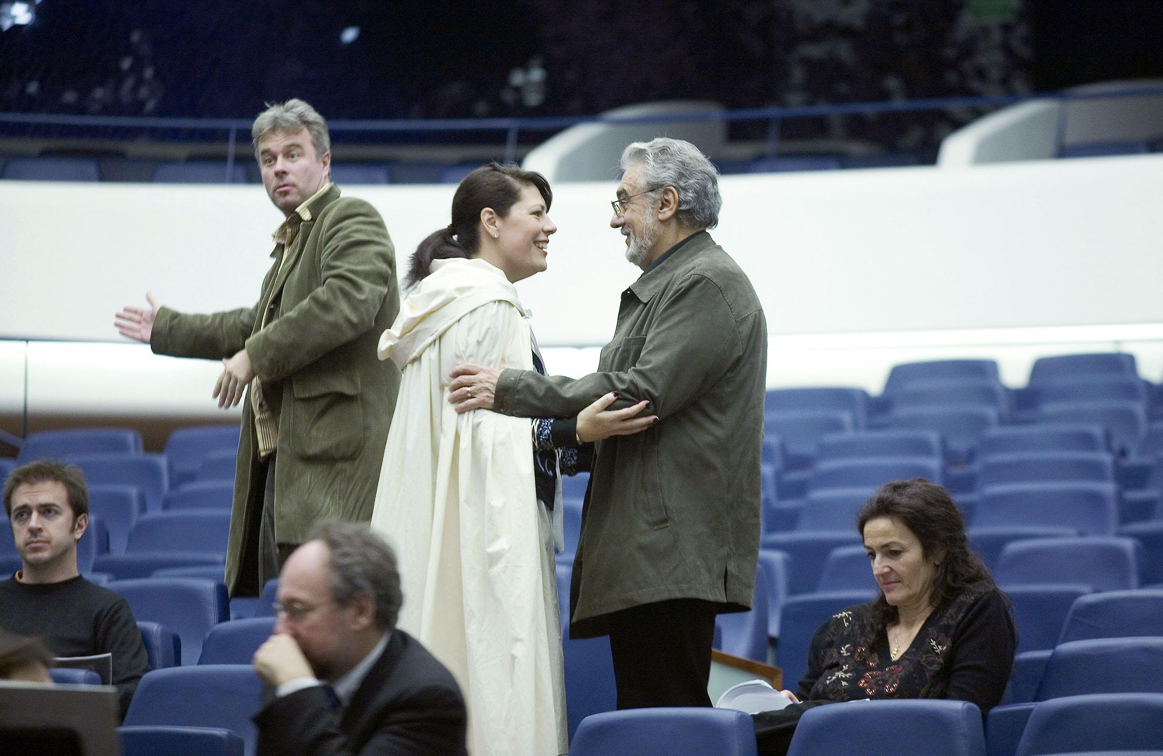 Plácido Domingo “El Tenor en València”El Palau de les Arts Reina Sofía arropa el estreno de la ópera Cyrano de Bergerac , con diversas actividades paralelas entre las que destacan una exposición fotográfica de Plácido Domingo retratado por  Eva Ripoll.Se quiere así, desde el nuevo coliseo operístico valenciano, rendir un homenaje a la figura de Plácido Domingo-que desde el inicio del proyecto lo ha apoyado- y al mismo tiempo se pretende analizar la significación histórica y cultural de la ópera Cyrano de Bergerac .La exposición Vida de artista invita a hacer un recorrido fotográfico con el tenor Plácido Domingo en sus días en Valencia. Se exhiben ochenta imágenes de la trayectoria del principal protagonista de Cyrano de Bergerac durante varios días en el Palau de les Arts y en Valencia, recogiendo diversos momentos de trabajo y ocio de esta gran figura de la lírica. Vida de artista se podrá contemplar en el vestíbulo del coliseo.