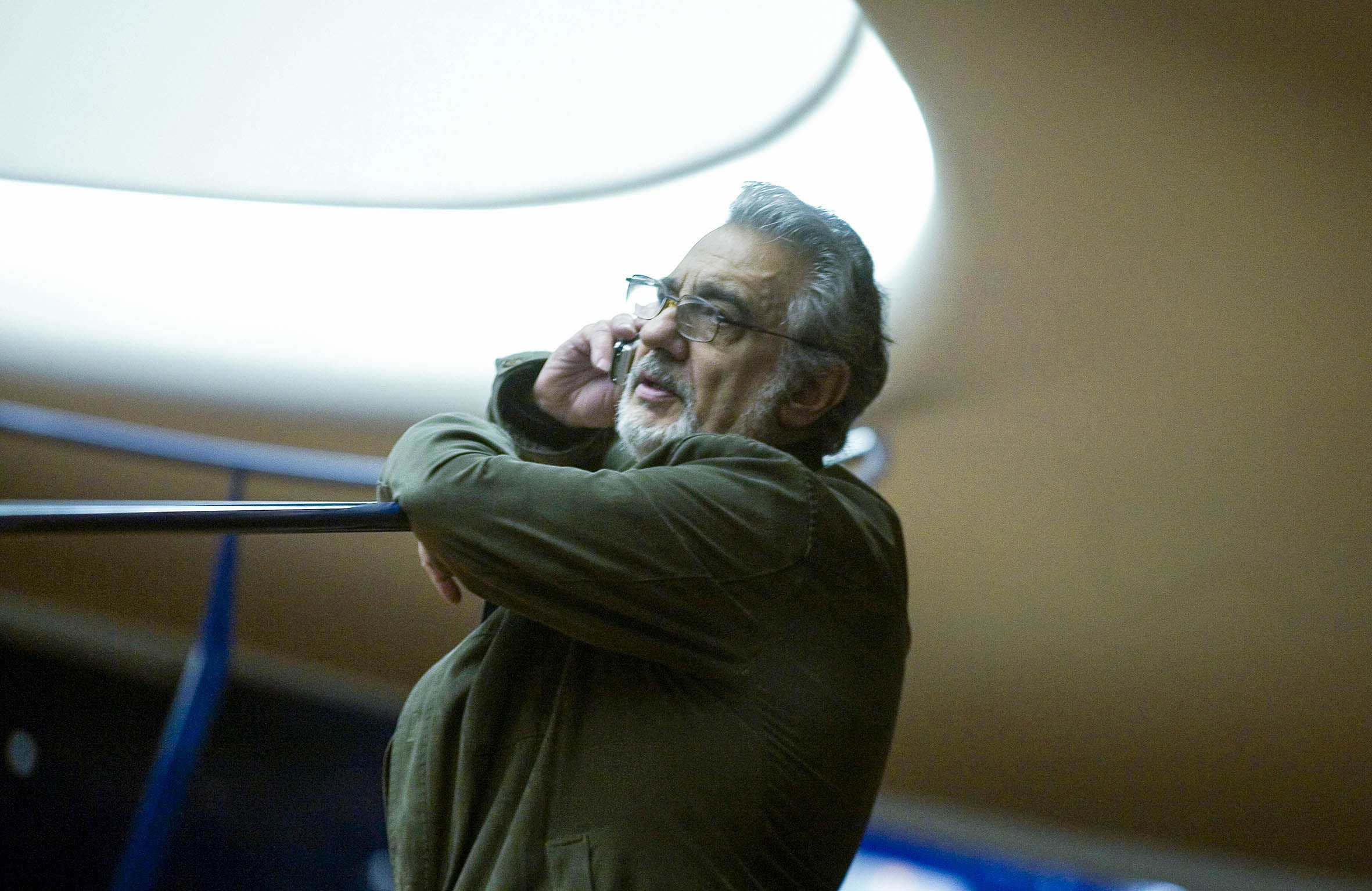 Plácido Domingo “El Tenor en València”El Palau de les Arts Reina Sofía arropa el estreno de la ópera Cyrano de Bergerac , con diversas actividades paralelas entre las que destacan una exposición fotográfica de Plácido Domingo retratado por  Eva Ripoll.Se quiere así, desde el nuevo coliseo operístico valenciano, rendir un homenaje a la figura de Plácido Domingo-que desde el inicio del proyecto lo ha apoyado- y al mismo tiempo se pretende analizar la significación histórica y cultural de la ópera Cyrano de Bergerac .La exposición Vida de artista invita a hacer un recorrido fotográfico con el tenor Plácido Domingo en sus días en Valencia. Se exhiben ochenta imágenes de la trayectoria del principal protagonista de Cyrano de Bergerac durante varios días en el Palau de les Arts y en Valencia, recogiendo diversos momentos de trabajo y ocio de esta gran figura de la lírica. Vida de artista se podrá contemplar en el vestíbulo del coliseo.