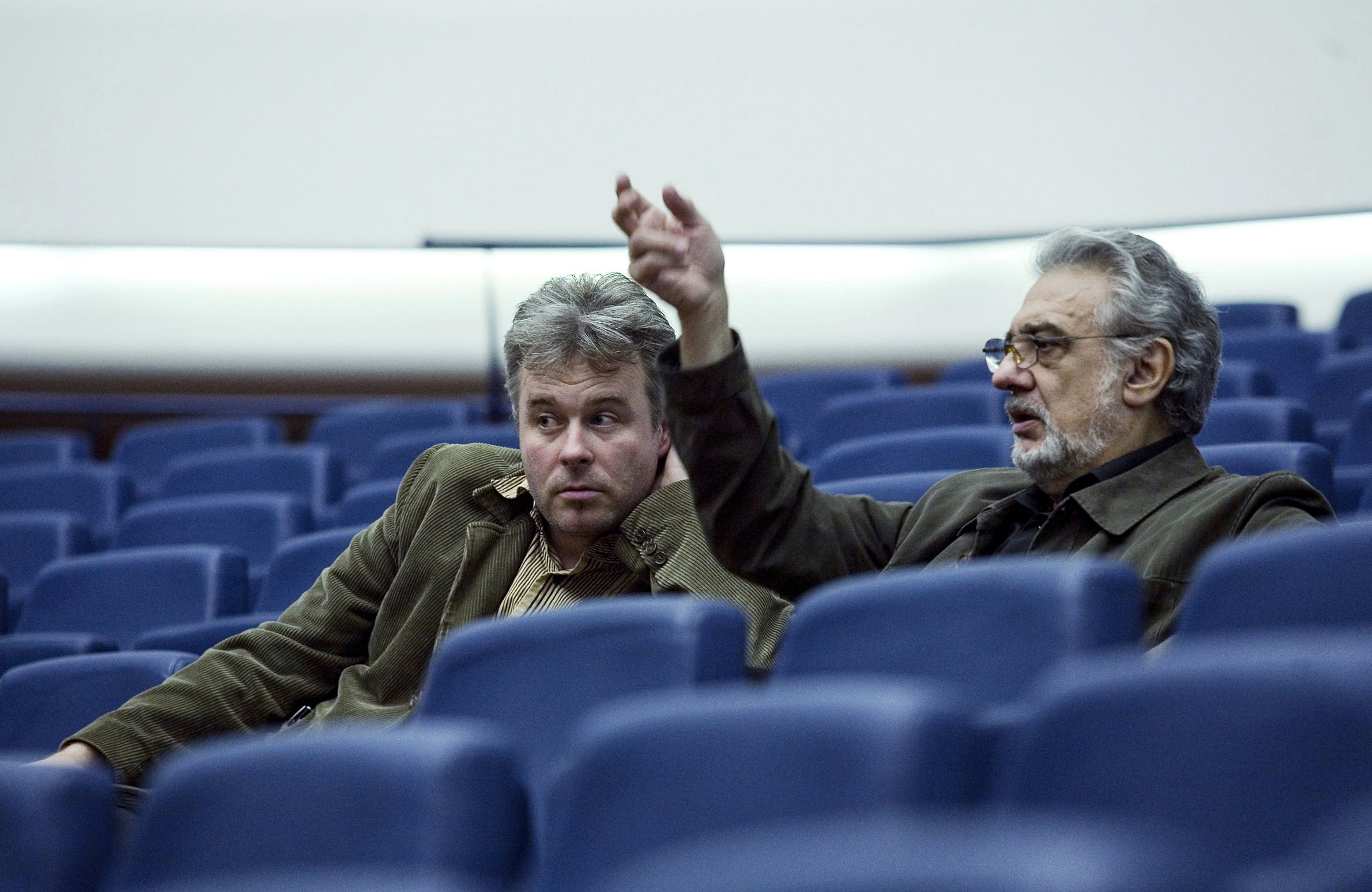 Plácido Domingo “El Tenor en València”El Palau de les Arts Reina Sofía arropa el estreno de la ópera Cyrano de Bergerac , con diversas actividades paralelas entre las que destacan una exposición fotográfica de Plácido Domingo retratado por  Eva Ripoll.Se quiere así, desde el nuevo coliseo operístico valenciano, rendir un homenaje a la figura de Plácido Domingo-que desde el inicio del proyecto lo ha apoyado- y al mismo tiempo se pretende analizar la significación histórica y cultural de la ópera Cyrano de Bergerac .La exposición Vida de artista invita a hacer un recorrido fotográfico con el tenor Plácido Domingo en sus días en Valencia. Se exhiben ochenta imágenes de la trayectoria del principal protagonista de Cyrano de Bergerac durante varios días en el Palau de les Arts y en Valencia, recogiendo diversos momentos de trabajo y ocio de esta gran figura de la lírica. Vida de artista se podrá contemplar en el vestíbulo del coliseo.