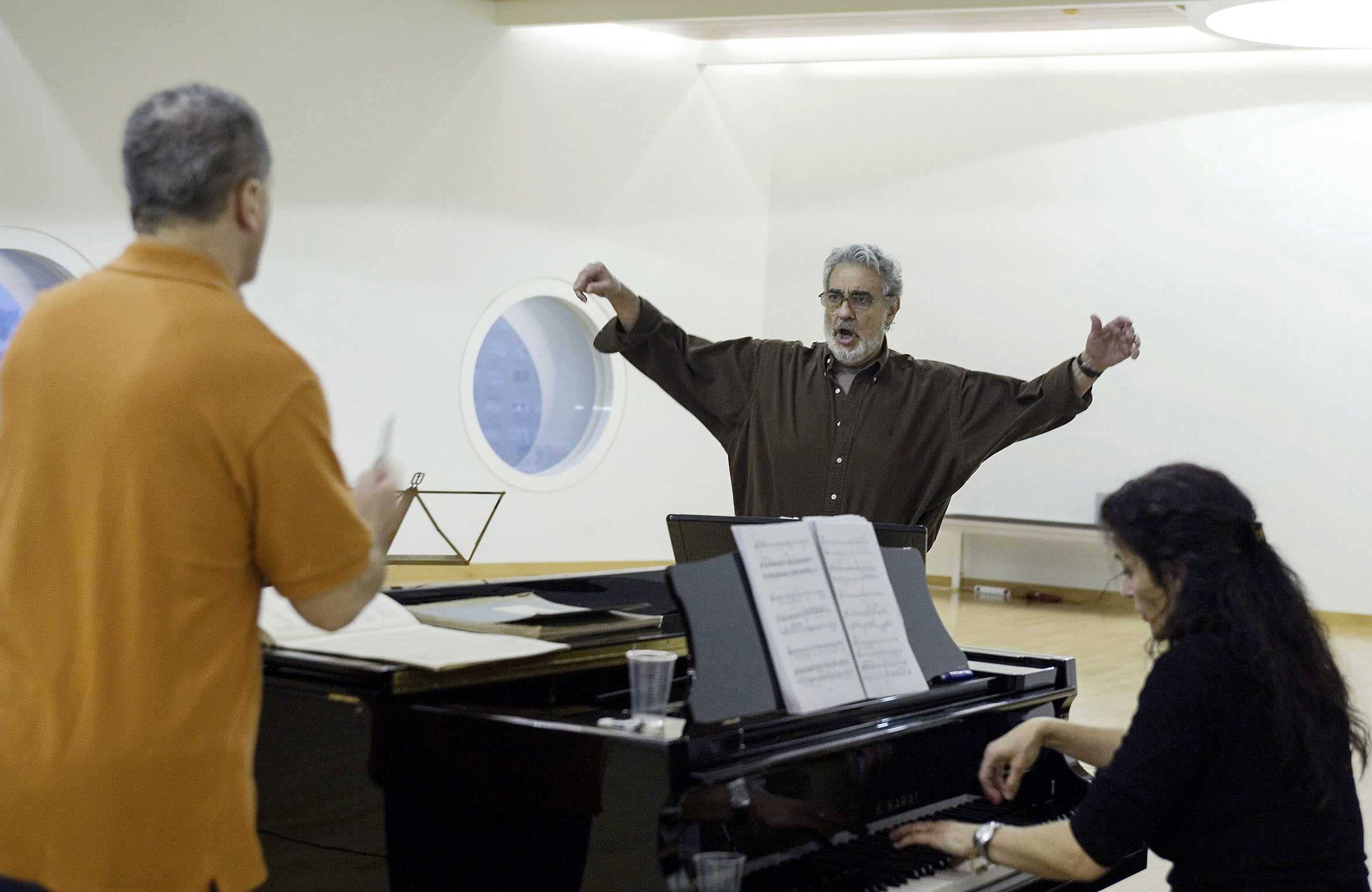 Plácido Domingo “El Tenor en València”El Palau de les Arts Reina Sofía arropa el estreno de la ópera Cyrano de Bergerac , con diversas actividades paralelas entre las que destacan una exposición fotográfica de Plácido Domingo retratado por  Eva Ripoll.Se quiere así, desde el nuevo coliseo operístico valenciano, rendir un homenaje a la figura de Plácido Domingo-que desde el inicio del proyecto lo ha apoyado- y al mismo tiempo se pretende analizar la significación histórica y cultural de la ópera Cyrano de Bergerac .La exposición Vida de artista invita a hacer un recorrido fotográfico con el tenor Plácido Domingo en sus días en Valencia. Se exhiben ochenta imágenes de la trayectoria del principal protagonista de Cyrano de Bergerac durante varios días en el Palau de les Arts y en Valencia, recogiendo diversos momentos de trabajo y ocio de esta gran figura de la lírica. Vida de artista se podrá contemplar en el vestíbulo del coliseo.