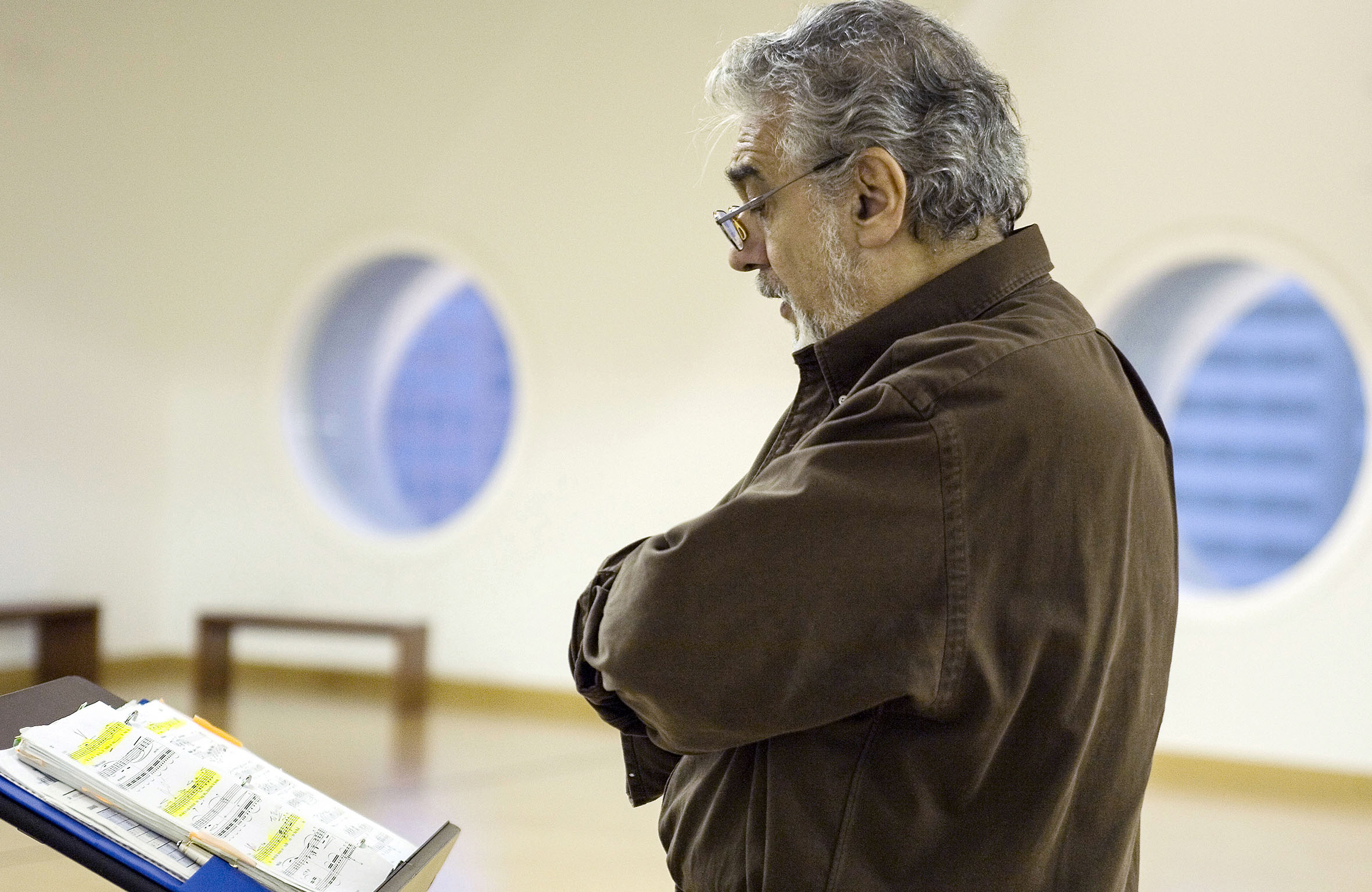 Plácido Domingo “El Tenor en València”El Palau de les Arts Reina Sofía arropa el estreno de la ópera Cyrano de Bergerac , con diversas actividades paralelas entre las que destacan una exposición fotográfica de Plácido Domingo retratado por  Eva Ripoll.Se quiere así, desde el nuevo coliseo operístico valenciano, rendir un homenaje a la figura de Plácido Domingo-que desde el inicio del proyecto lo ha apoyado- y al mismo tiempo se pretende analizar la significación histórica y cultural de la ópera Cyrano de Bergerac .La exposición Vida de artista invita a hacer un recorrido fotográfico con el tenor Plácido Domingo en sus días en Valencia. Se exhiben ochenta imágenes de la trayectoria del principal protagonista de Cyrano de Bergerac durante varios días en el Palau de les Arts y en Valencia, recogiendo diversos momentos de trabajo y ocio de esta gran figura de la lírica. Vida de artista se podrá contemplar en el vestíbulo del coliseo.