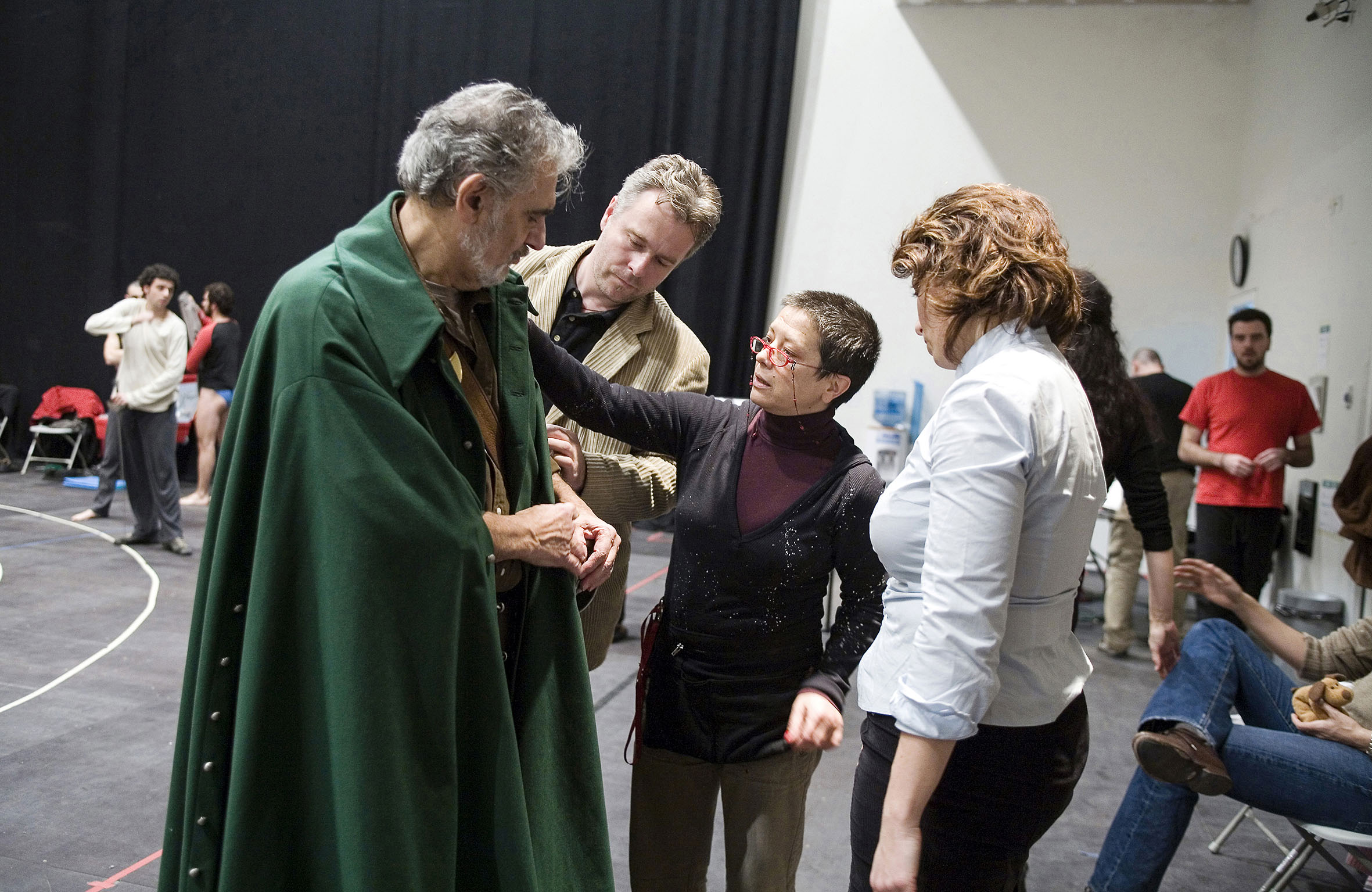 Plácido Domingo “El Tenor en València”El Palau de les Arts Reina Sofía arropa el estreno de la ópera Cyrano de Bergerac , con diversas actividades paralelas entre las que destacan una exposición fotográfica de Plácido Domingo retratado por  Eva Ripoll.Se quiere así, desde el nuevo coliseo operístico valenciano, rendir un homenaje a la figura de Plácido Domingo-que desde el inicio del proyecto lo ha apoyado- y al mismo tiempo se pretende analizar la significación histórica y cultural de la ópera Cyrano de Bergerac .La exposición Vida de artista invita a hacer un recorrido fotográfico con el tenor Plácido Domingo en sus días en Valencia. Se exhiben ochenta imágenes de la trayectoria del principal protagonista de Cyrano de Bergerac durante varios días en el Palau de les Arts y en Valencia, recogiendo diversos momentos de trabajo y ocio de esta gran figura de la lírica. Vida de artista se podrá contemplar en el vestíbulo del coliseo.