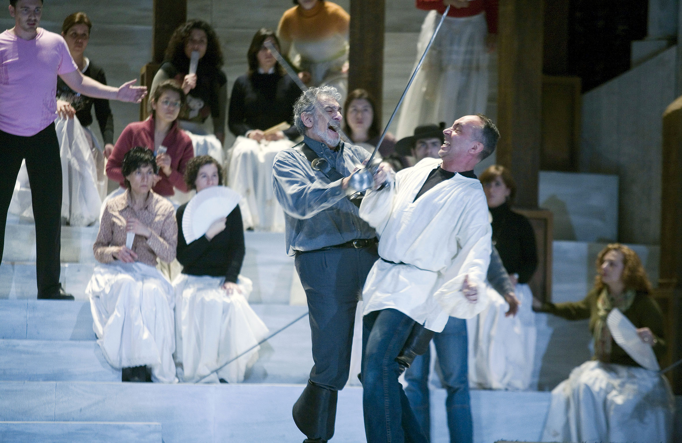 Plácido Domingo “El Tenor en València”El Palau de les Arts Reina Sofía arropa el estreno de la ópera Cyrano de Bergerac , con diversas actividades paralelas entre las que destacan una exposición fotográfica de Plácido Domingo retratado por  Eva Ripoll.Se quiere así, desde el nuevo coliseo operístico valenciano, rendir un homenaje a la figura de Plácido Domingo-que desde el inicio del proyecto lo ha apoyado- y al mismo tiempo se pretende analizar la significación histórica y cultural de la ópera Cyrano de Bergerac .La exposición Vida de artista invita a hacer un recorrido fotográfico con el tenor Plácido Domingo en sus días en Valencia. Se exhiben ochenta imágenes de la trayectoria del principal protagonista de Cyrano de Bergerac durante varios días en el Palau de les Arts y en Valencia, recogiendo diversos momentos de trabajo y ocio de esta gran figura de la lírica. Vida de artista se podrá contemplar en el vestíbulo del coliseo.