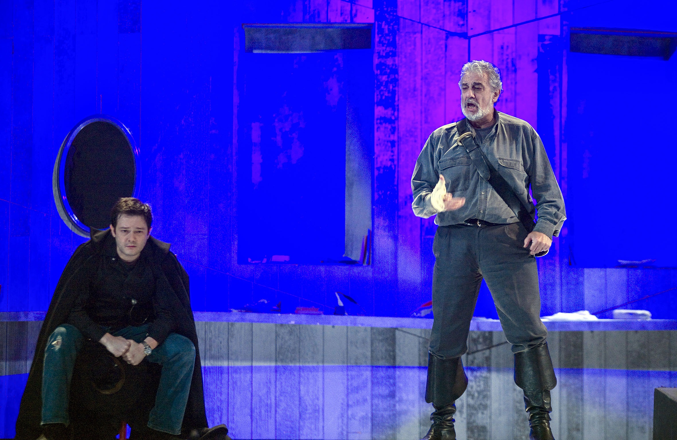 Plácido Domingo “El Tenor en València”El Palau de les Arts Reina Sofía arropa el estreno de la ópera Cyrano de Bergerac , con diversas actividades paralelas entre las que destacan una exposición fotográfica de Plácido Domingo retratado por  Eva Ripoll.Se quiere así, desde el nuevo coliseo operístico valenciano, rendir un homenaje a la figura de Plácido Domingo-que desde el inicio del proyecto lo ha apoyado- y al mismo tiempo se pretende analizar la significación histórica y cultural de la ópera Cyrano de Bergerac .La exposición Vida de artista invita a hacer un recorrido fotográfico con el tenor Plácido Domingo en sus días en Valencia. Se exhiben ochenta imágenes de la trayectoria del principal protagonista de Cyrano de Bergerac durante varios días en el Palau de les Arts y en Valencia, recogiendo diversos momentos de trabajo y ocio de esta gran figura de la lírica. Vida de artista se podrá contemplar en el vestíbulo del coliseo.