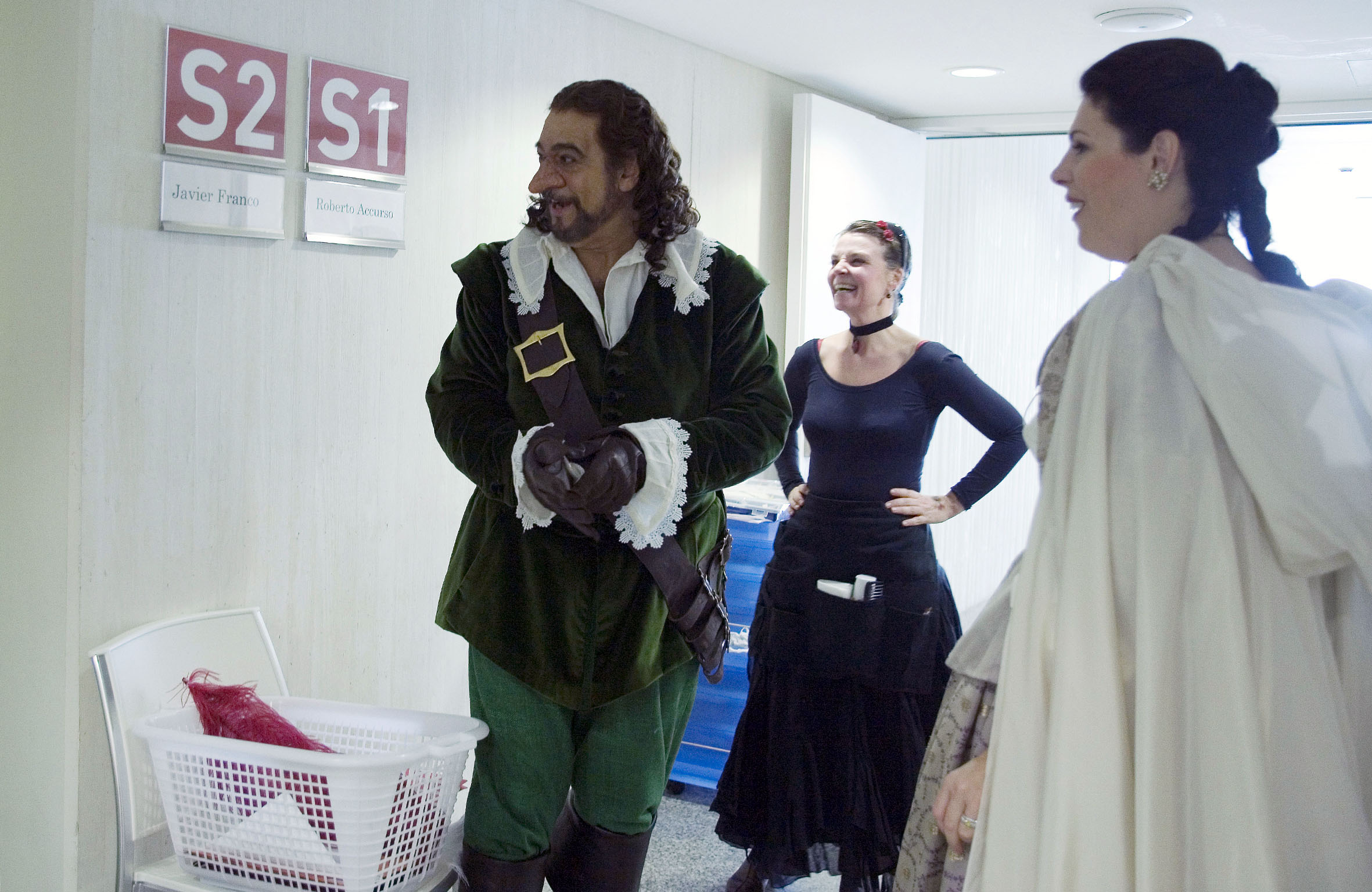 Plácido Domingo “El Tenor en València”El Palau de les Arts Reina Sofía arropa el estreno de la ópera Cyrano de Bergerac , con diversas actividades paralelas entre las que destacan una exposición fotográfica de Plácido Domingo retratado por  Eva Ripoll.Se quiere así, desde el nuevo coliseo operístico valenciano, rendir un homenaje a la figura de Plácido Domingo-que desde el inicio del proyecto lo ha apoyado- y al mismo tiempo se pretende analizar la significación histórica y cultural de la ópera Cyrano de Bergerac .La exposición Vida de artista invita a hacer un recorrido fotográfico con el tenor Plácido Domingo en sus días en Valencia. Se exhiben ochenta imágenes de la trayectoria del principal protagonista de Cyrano de Bergerac durante varios días en el Palau de les Arts y en Valencia, recogiendo diversos momentos de trabajo y ocio de esta gran figura de la lírica. Vida de artista se podrá contemplar en el vestíbulo del coliseo.