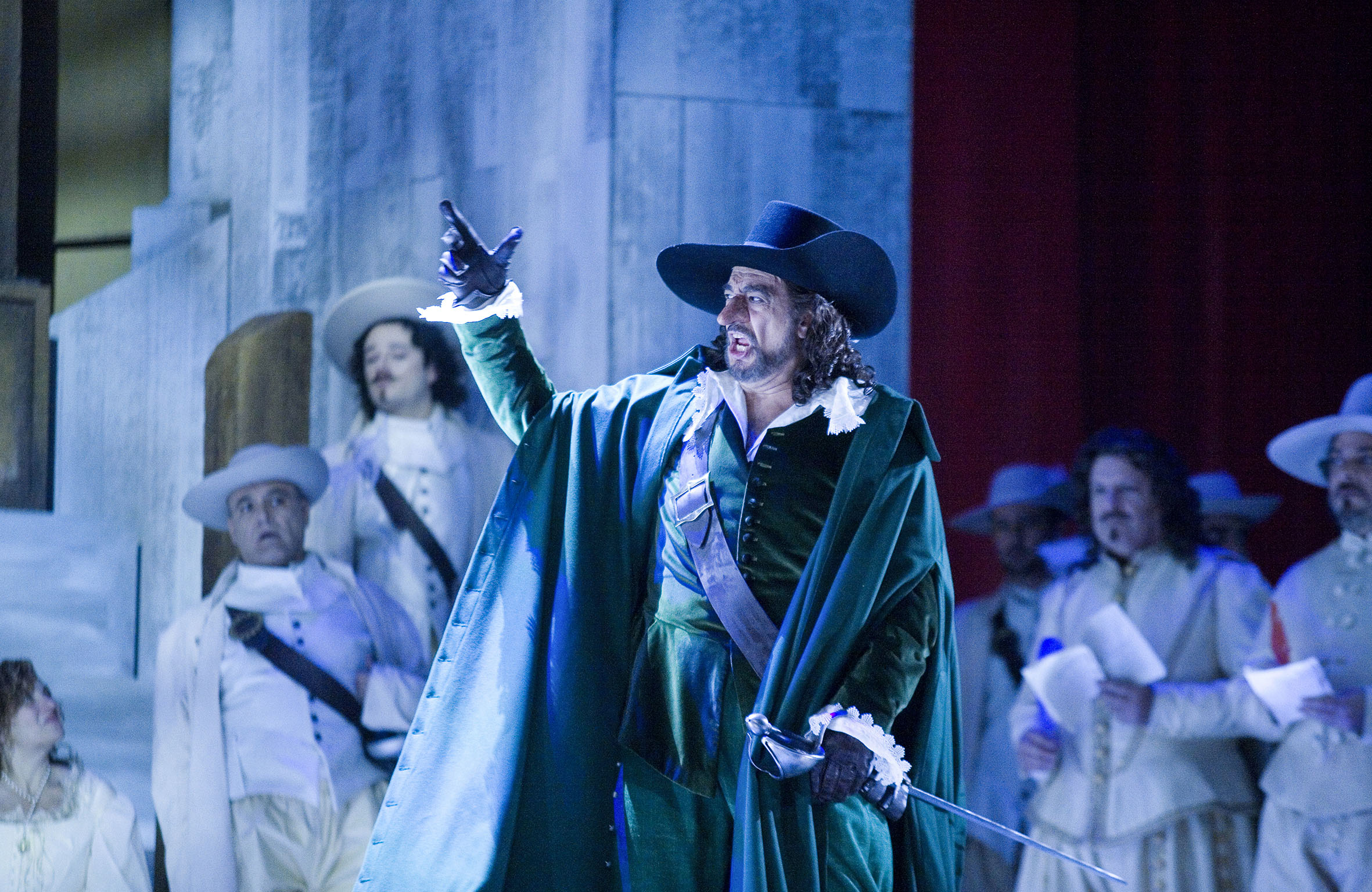 Plácido Domingo “El Tenor en València”

El Palau de les Arts Reina Sofía arropa el estreno de la ópera Cyrano de Bergerac , con diversas actividades paralelas entre las que destacan una exposición fotográfica de Plácido Domingo retratado por  Eva Ripoll.

Se quiere así, desde el nuevo coliseo operístico valenciano, rendir un homenaje a la figura de Plácido Domingo-que desde el inicio del proyecto lo ha apoyado- y al mismo tiempo se pretende analizar la significación histórica y cultural de la ópera Cyrano de Bergerac .

La exposición Vida de artista invita a hacer un recorrido fotográfico con el tenor Plácido Domingo en sus días en Valencia. Se exhiben ochenta imágenes de la trayectoria del principal protagonista de Cyrano de Bergerac durante varios días en el Palau de les Arts y en Valencia, recogiendo diversos momentos de trabajo y ocio de esta gran figura de la lírica. Vida de artista se podrá contemplar en el vestíbulo del coliseo.