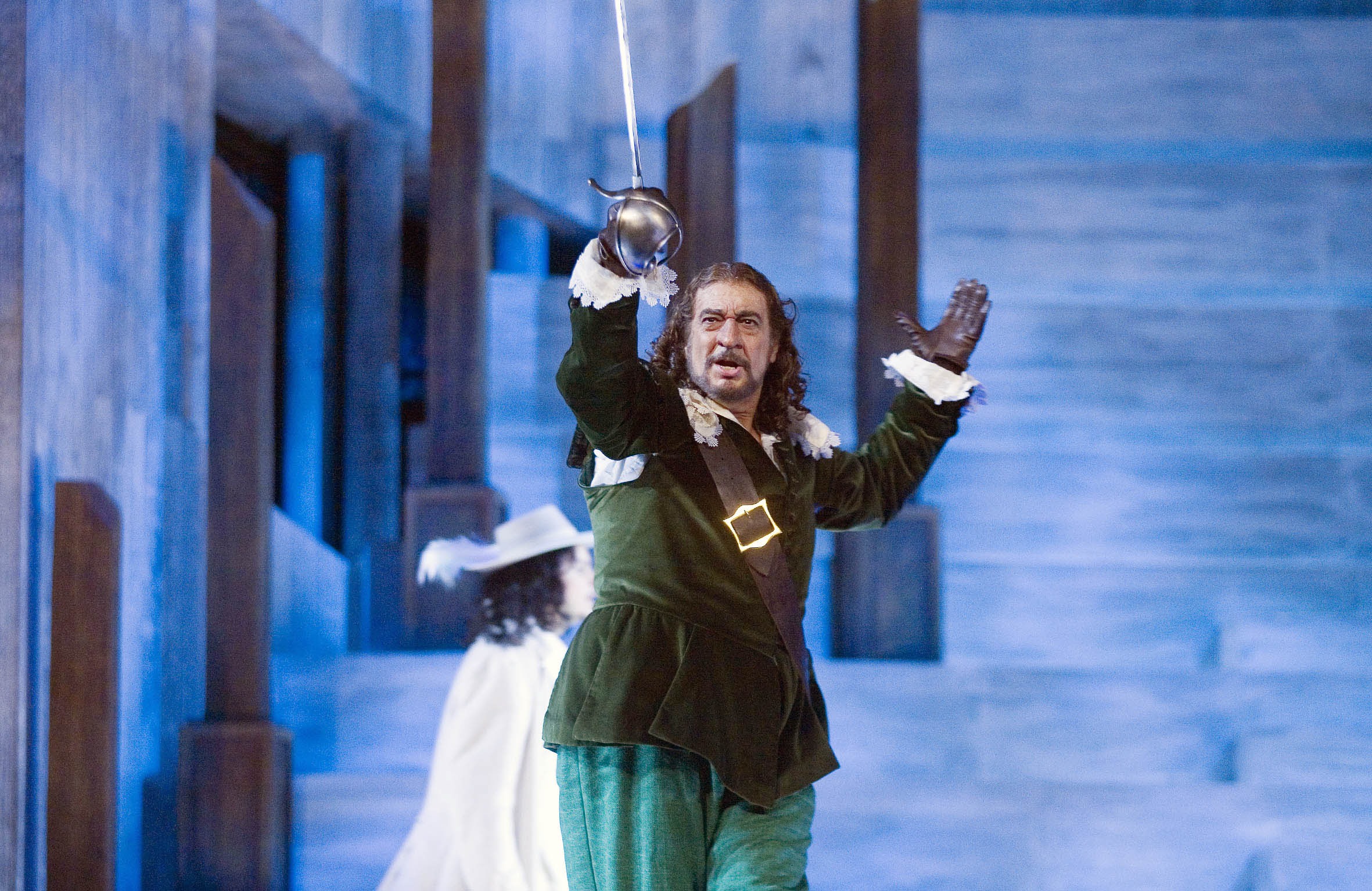 Plácido Domingo “El Tenor en València”El Palau de les Arts Reina Sofía arropa el estreno de la ópera Cyrano de Bergerac , con diversas actividades paralelas entre las que destacan una exposición fotográfica de Plácido Domingo retratado por  Eva Ripoll.Se quiere así, desde el nuevo coliseo operístico valenciano, rendir un homenaje a la figura de Plácido Domingo-que desde el inicio del proyecto lo ha apoyado- y al mismo tiempo se pretende analizar la significación histórica y cultural de la ópera Cyrano de Bergerac .La exposición Vida de artista invita a hacer un recorrido fotográfico con el tenor Plácido Domingo en sus días en Valencia. Se exhiben ochenta imágenes de la trayectoria del principal protagonista de Cyrano de Bergerac durante varios días en el Palau de les Arts y en Valencia, recogiendo diversos momentos de trabajo y ocio de esta gran figura de la lírica. Vida de artista se podrá contemplar en el vestíbulo del coliseo.