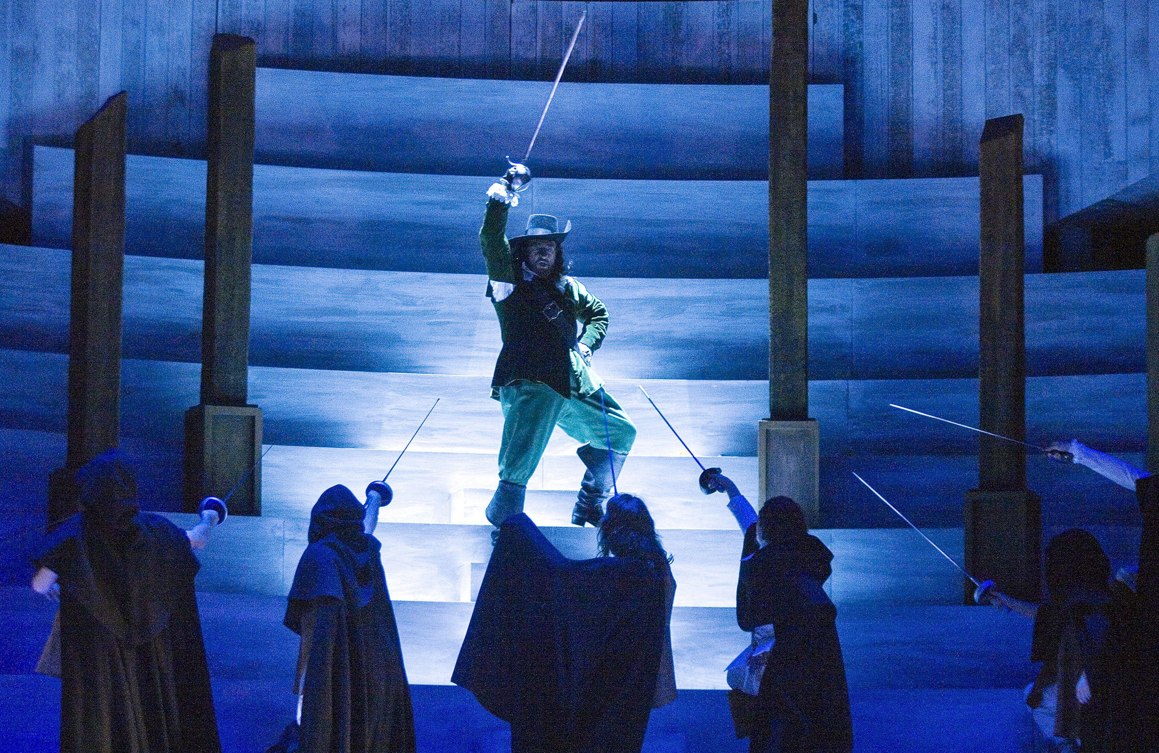 Plácido Domingo “El Tenor en València”El Palau de les Arts Reina Sofía arropa el estreno de la ópera Cyrano de Bergerac , con diversas actividades paralelas entre las que destacan una exposición fotográfica de Plácido Domingo retratado por  Eva Ripoll.Se quiere así, desde el nuevo coliseo operístico valenciano, rendir un homenaje a la figura de Plácido Domingo-que desde el inicio del proyecto lo ha apoyado- y al mismo tiempo se pretende analizar la significación histórica y cultural de la ópera Cyrano de Bergerac .La exposición Vida de artista invita a hacer un recorrido fotográfico con el tenor Plácido Domingo en sus días en Valencia. Se exhiben ochenta imágenes de la trayectoria del principal protagonista de Cyrano de Bergerac durante varios días en el Palau de les Arts y en Valencia, recogiendo diversos momentos de trabajo y ocio de esta gran figura de la lírica. Vida de artista se podrá contemplar en el vestíbulo del coliseo.