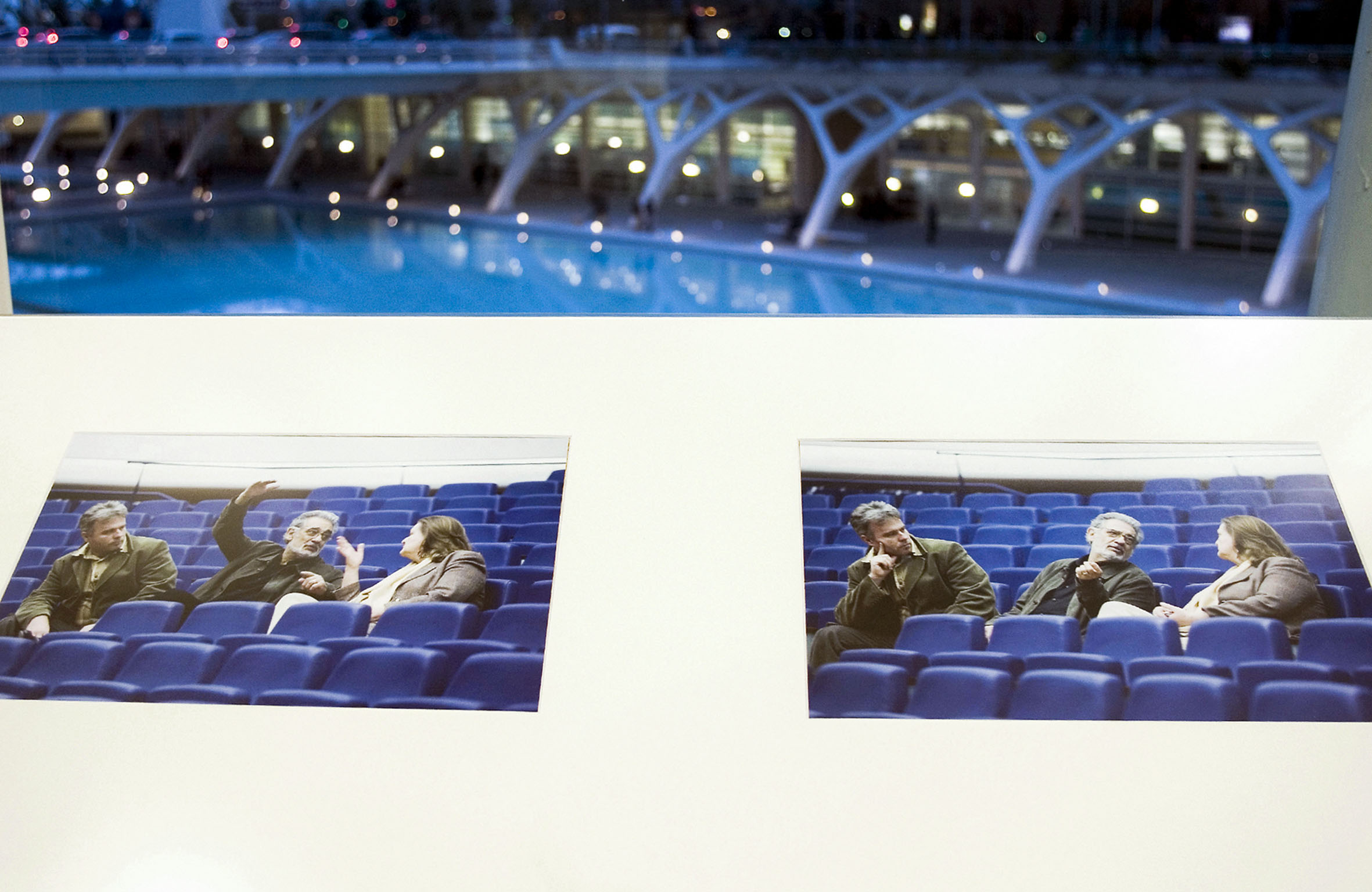 Plácido Domingo “El Tenor en València”El Palau de les Arts Reina Sofía arropa el estreno de la ópera Cyrano de Bergerac , con diversas actividades paralelas entre las que destacan una exposición fotográfica de Plácido Domingo retratado por  Eva Ripoll.Se quiere así, desde el nuevo coliseo operístico valenciano, rendir un homenaje a la figura de Plácido Domingo-que desde el inicio del proyecto lo ha apoyado- y al mismo tiempo se pretende analizar la significación histórica y cultural de la ópera Cyrano de Bergerac .La exposición Vida de artista invita a hacer un recorrido fotográfico con el tenor Plácido Domingo en sus días en Valencia. Se exhiben ochenta imágenes de la trayectoria del principal protagonista de Cyrano de Bergerac durante varios días en el Palau de les Arts y en Valencia, recogiendo diversos momentos de trabajo y ocio de esta gran figura de la lírica. Vida de artista se podrá contemplar en el vestíbulo del coliseo.