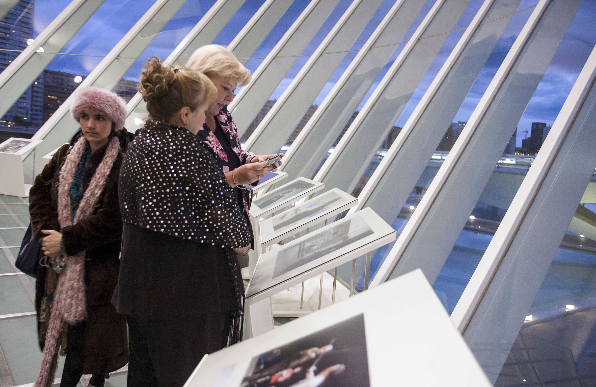 Plácido Domingo “El Tenor en València”El Palau de les Arts Reina Sofía arropa el estreno de la ópera Cyrano de Bergerac , con diversas actividades paralelas entre las que destacan una exposición fotográfica de Plácido Domingo retratado por  Eva Ripoll.Se quiere así, desde el nuevo coliseo operístico valenciano, rendir un homenaje a la figura de Plácido Domingo-que desde el inicio del proyecto lo ha apoyado- y al mismo tiempo se pretende analizar la significación histórica y cultural de la ópera Cyrano de Bergerac .La exposición Vida de artista invita a hacer un recorrido fotográfico con el tenor Plácido Domingo en sus días en Valencia. Se exhiben ochenta imágenes de la trayectoria del principal protagonista de Cyrano de Bergerac durante varios días en el Palau de les Arts y en Valencia, recogiendo diversos momentos de trabajo y ocio de esta gran figura de la lírica. Vida de artista se podrá contemplar en el vestíbulo del coliseo.