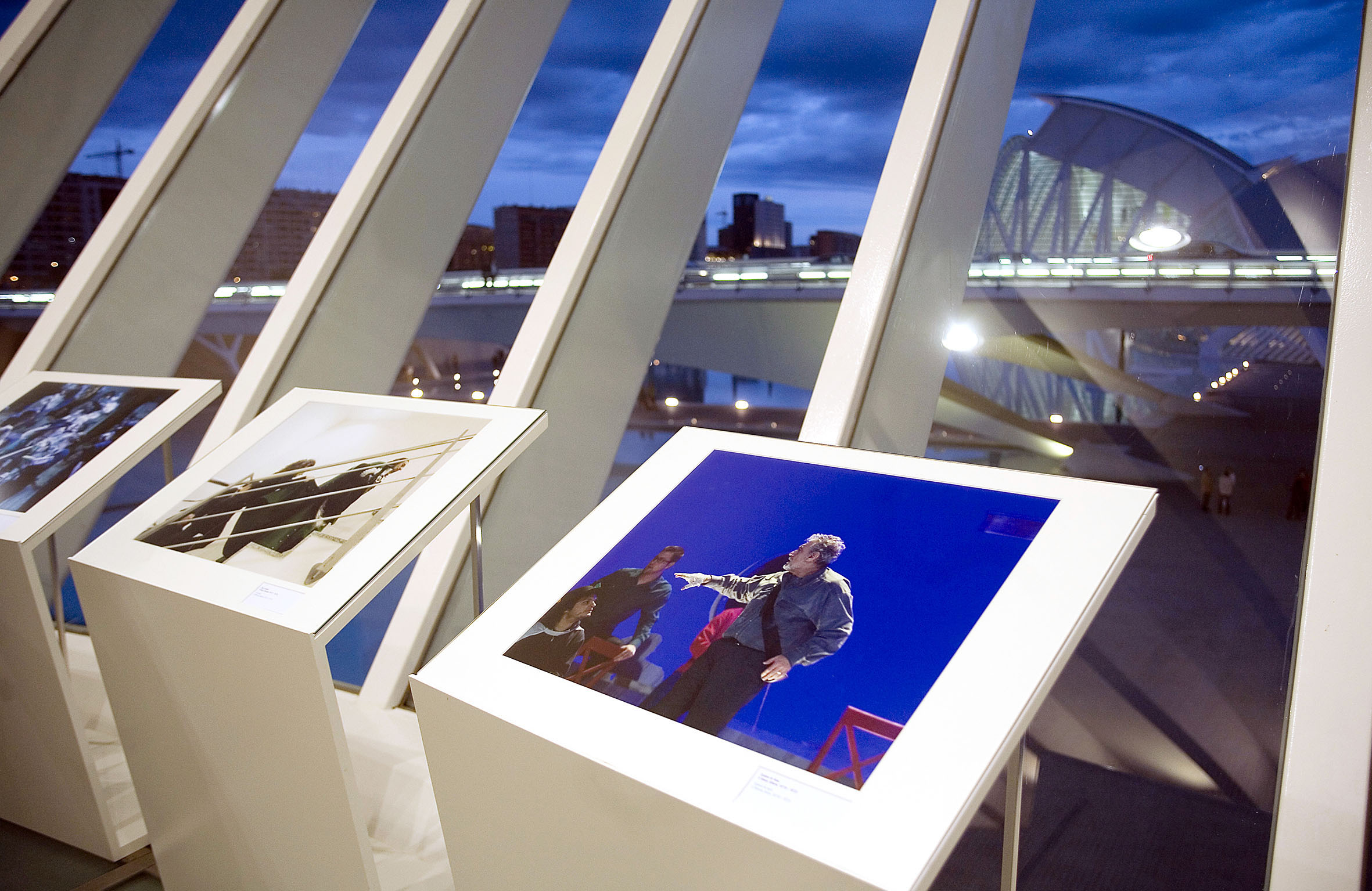 Plácido Domingo “El Tenor en València”El Palau de les Arts Reina Sofía arropa el estreno de la ópera Cyrano de Bergerac , con diversas actividades paralelas entre las que destacan una exposición fotográfica de Plácido Domingo retratado por  Eva Ripoll.Se quiere así, desde el nuevo coliseo operístico valenciano, rendir un homenaje a la figura de Plácido Domingo-que desde el inicio del proyecto lo ha apoyado- y al mismo tiempo se pretende analizar la significación histórica y cultural de la ópera Cyrano de Bergerac .La exposición Vida de artista invita a hacer un recorrido fotográfico con el tenor Plácido Domingo en sus días en Valencia. Se exhiben ochenta imágenes de la trayectoria del principal protagonista de Cyrano de Bergerac durante varios días en el Palau de les Arts y en Valencia, recogiendo diversos momentos de trabajo y ocio de esta gran figura de la lírica. Vida de artista se podrá contemplar en el vestíbulo del coliseo.