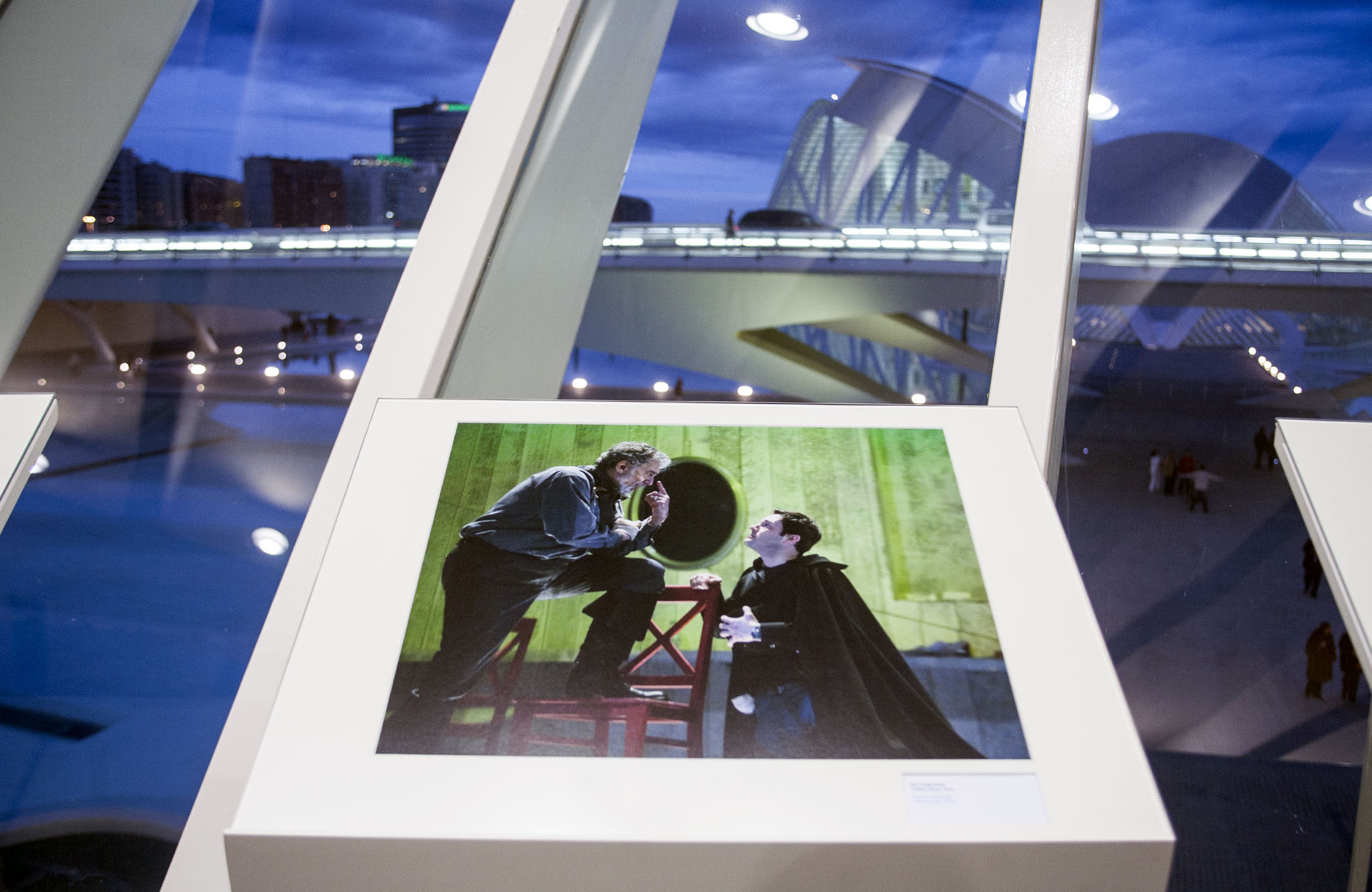 Plácido Domingo “El Tenor en València”El Palau de les Arts Reina Sofía arropa el estreno de la ópera Cyrano de Bergerac , con diversas actividades paralelas entre las que destacan una exposición fotográfica de Plácido Domingo retratado por  Eva Ripoll.Se quiere así, desde el nuevo coliseo operístico valenciano, rendir un homenaje a la figura de Plácido Domingo-que desde el inicio del proyecto lo ha apoyado- y al mismo tiempo se pretende analizar la significación histórica y cultural de la ópera Cyrano de Bergerac .La exposición Vida de artista invita a hacer un recorrido fotográfico con el tenor Plácido Domingo en sus días en Valencia. Se exhiben ochenta imágenes de la trayectoria del principal protagonista de Cyrano de Bergerac durante varios días en el Palau de les Arts y en Valencia, recogiendo diversos momentos de trabajo y ocio de esta gran figura de la lírica. Vida de artista se podrá contemplar en el vestíbulo del coliseo.