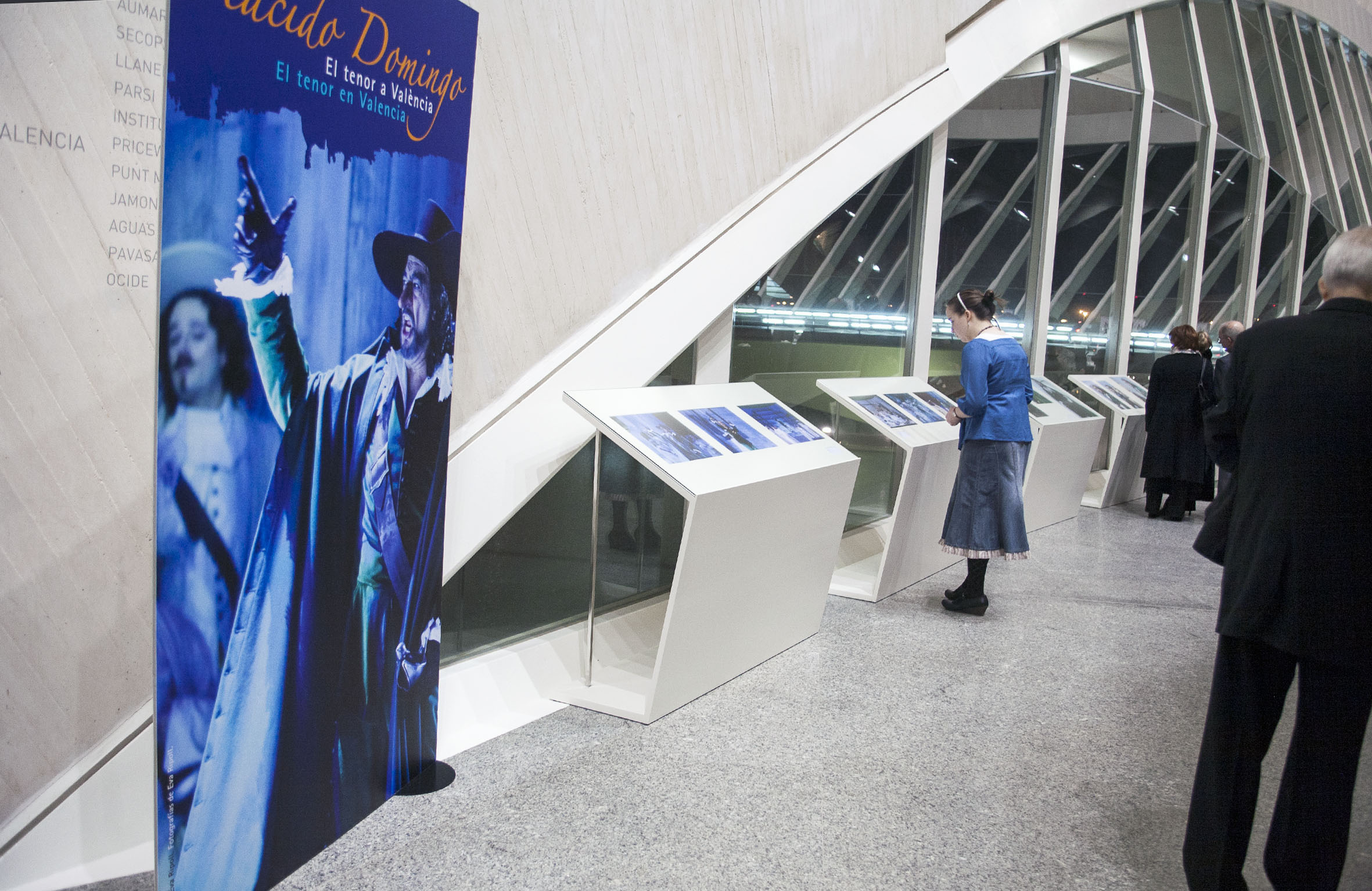 Plácido Domingo “El Tenor en València”El Palau de les Arts Reina Sofía arropa el estreno de la ópera Cyrano de Bergerac , con diversas actividades paralelas entre las que destacan una exposición fotográfica de Plácido Domingo retratado por  Eva Ripoll.Se quiere así, desde el nuevo coliseo operístico valenciano, rendir un homenaje a la figura de Plácido Domingo-que desde el inicio del proyecto lo ha apoyado- y al mismo tiempo se pretende analizar la significación histórica y cultural de la ópera Cyrano de Bergerac .La exposición Vida de artista invita a hacer un recorrido fotográfico con el tenor Plácido Domingo en sus días en Valencia. Se exhiben ochenta imágenes de la trayectoria del principal protagonista de Cyrano de Bergerac durante varios días en el Palau de les Arts y en Valencia, recogiendo diversos momentos de trabajo y ocio de esta gran figura de la lírica. Vida de artista se podrá contemplar en el vestíbulo del coliseo.