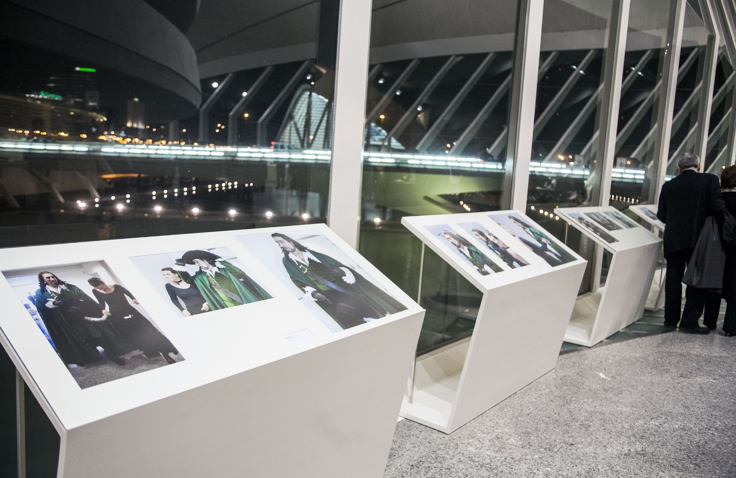 Plácido Domingo “El Tenor en València”El Palau de les Arts Reina Sofía arropa el estreno de la ópera Cyrano de Bergerac , con diversas actividades paralelas entre las que destacan una exposición fotográfica de Plácido Domingo retratado por  Eva Ripoll.Se quiere así, desde el nuevo coliseo operístico valenciano, rendir un homenaje a la figura de Plácido Domingo-que desde el inicio del proyecto lo ha apoyado- y al mismo tiempo se pretende analizar la significación histórica y cultural de la ópera Cyrano de Bergerac .La exposición Vida de artista invita a hacer un recorrido fotográfico con el tenor Plácido Domingo en sus días en Valencia. Se exhiben ochenta imágenes de la trayectoria del principal protagonista de Cyrano de Bergerac durante varios días en el Palau de les Arts y en Valencia, recogiendo diversos momentos de trabajo y ocio de esta gran figura de la lírica. Vida de artista se podrá contemplar en el vestíbulo del coliseo.