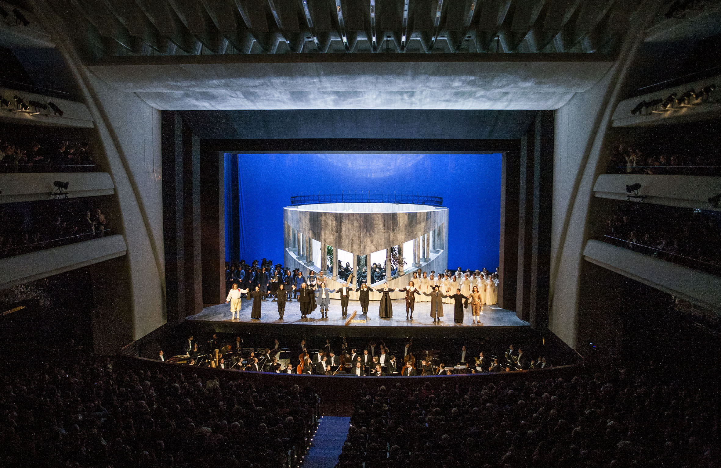 Plácido Domingo “El Tenor en València”El Palau de les Arts Reina Sofía arropa el estreno de la ópera Cyrano de Bergerac , con diversas actividades paralelas entre las que destacan una exposición fotográfica de Plácido Domingo retratado por  Eva Ripoll.Se quiere así, desde el nuevo coliseo operístico valenciano, rendir un homenaje a la figura de Plácido Domingo-que desde el inicio del proyecto lo ha apoyado- y al mismo tiempo se pretende analizar la significación histórica y cultural de la ópera Cyrano de Bergerac .La exposición Vida de artista invita a hacer un recorrido fotográfico con el tenor Plácido Domingo en sus días en Valencia. Se exhiben ochenta imágenes de la trayectoria del principal protagonista de Cyrano de Bergerac durante varios días en el Palau de les Arts y en Valencia, recogiendo diversos momentos de trabajo y ocio de esta gran figura de la lírica. Vida de artista se podrá contemplar en el vestíbulo del coliseo.