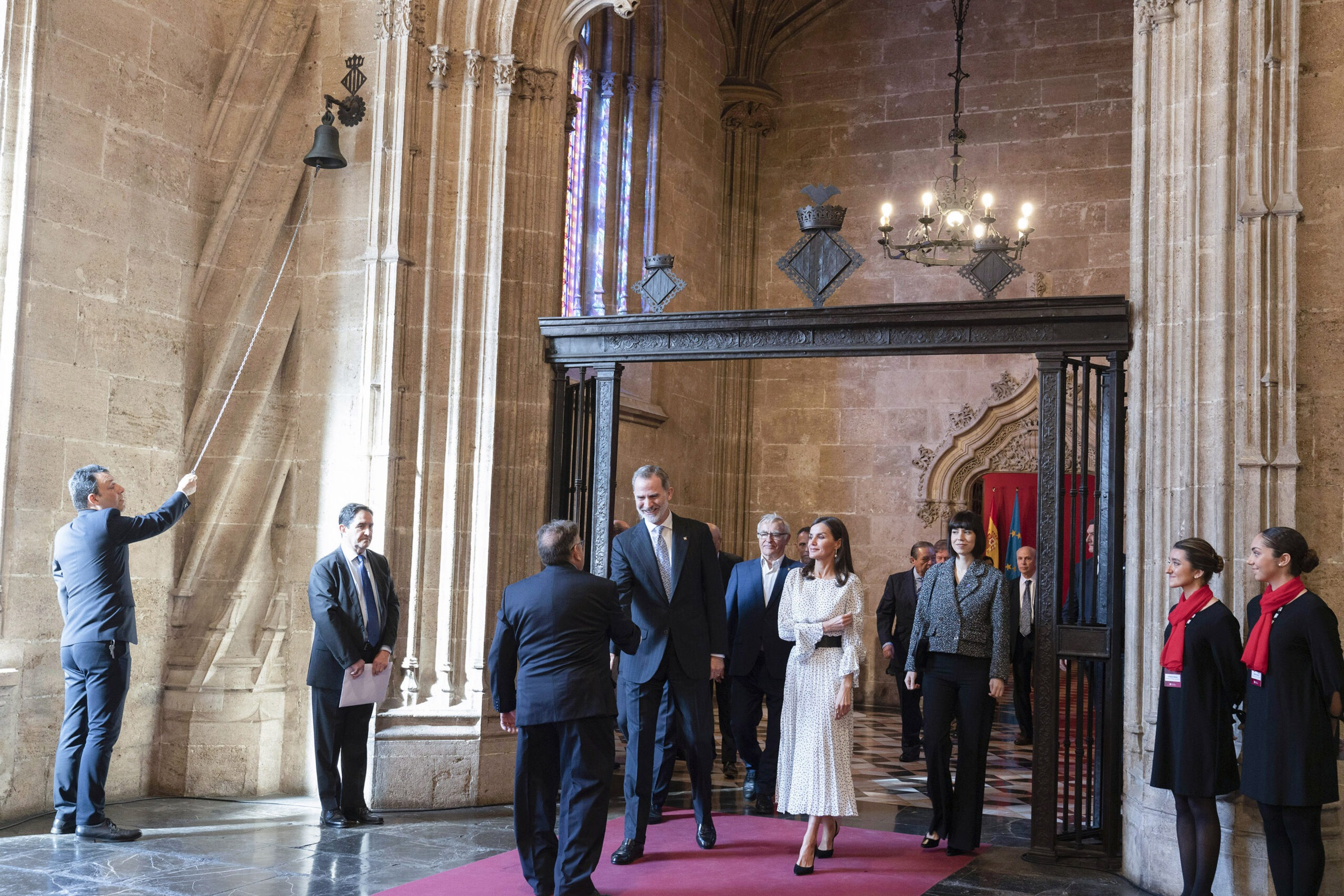 Los Reyes, Felipe VI y Letizia entregan los Premios Rei Jaume I

25 | 11 | 2022


“Es necesario atraer y retener el talento científico e innovador” ha reivindicado el monarca
La ceremonia ha estado marcada por la ausencia, por primera vez, del profesor Santiago Grisolía, fundador de los Premios Rei Jaume I, al que todos los ponentes han querido dedicar cálidas palabras.
Los Reyes han presidido la solemne ceremonia de los Premios Rei Jaume I 2022, celebrada, como cada año, en el edificio de la Lonja de los Mercaderes de la ciudad de València.

Este año los galardonados han sido Jesús María Sanz Serna en Investigación Básica, Marta Reynal Querol en Economía, Antonio M. de Lacy Fortuny es Investigación Médica, Emilio Chuvieco Salinero en Protección del Medio Ambiente, Montserrat Calleja Gómez en Nuevas Tecnologías y Ángela Pérez Pérez al Emprendedor han recibido de mano del Rey Felipe VI y la Reina Letizia la medalla que les acredita como ganadores de sus respectivas categorías.


Recuerdo del profesor Santiago Grisolía

La de este año es la primera edición sin la presencia del profesor Santiago Grisolía, fundador de los Premios Rei Jaume I, tras su fallecimiento el pasado verano. Su recuerdo ha estado presente en todos los discursos, así como en el audiovisual biográfico que se ha proyectado en el acto para homenajear su labor y legado.

Además, como novedad de esta edición, a la entrega han asistido también por primera vez dos premios Nobel, jurados de los galardones, Finn E. Kydland y Roger Kornberg. Este último ha sido el encargado de dedicar unas palabras a la figura del profesor destacando que “el gran éxito de Santiago en la promoción de la ciencia en España se debió en gran parte a su calidez personal y a la generosidad de su espíritu, a su desinterés y a lo firme de su compromiso, a su sabiduría y a su dignidad. Santiago era un caballero. Los que tuvimos el privilegio de asistirle en el proceso de concesión de los Pr